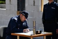 podpisanie aktu erekcyjnego przez Komendanta Wojewódzkiego Policji w Białymstoku