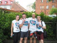 Czwórka suwalskich policjantów z medalami po biegu.