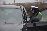 Policjanta WRD kontroluje kierowcę
