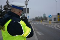 Policjant WRD mierzy prędkość jadących pojazdów