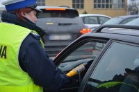 Policjantka WRD sprawdza trzeźwość kierowcy