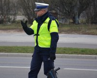 Policjant WRD zatrzymuje pojazd do kontroli