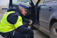 Policjant WRD sprawdza stan techniczny pojazdu