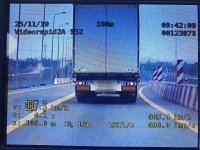 Obraz z wideorejestratora, który zarejestrował prędkość samochodu ciężarowego