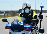 Policjant WRD w patrolu na motocyklu, w maseczce
