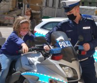 Dziewczynka na motorze policyjnym