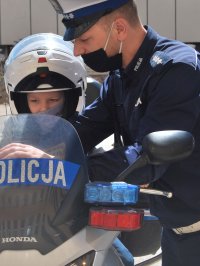 chłopczyk na motorze policyjnym