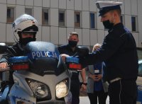 Nastolatek na motocyklu policyjnym