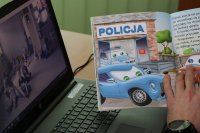 Policjant czyta online przedszkolakom bajkę