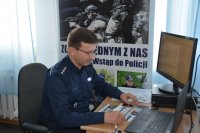 Policjant podczas lekcji online