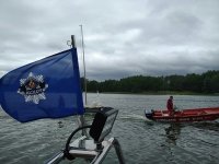 Policjanci pomagają żeglarzom na jeziorze