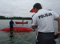 Policjanci na jeziorze pomagają żeglarzom
