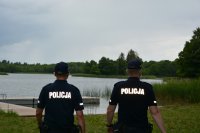 Dwóch policjantów podczas kontroli jeziora