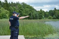 Dwóch policjantów podczas kontroli jeziora