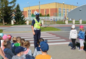 Policjant WRD przypomina dzieciom przepisy ruchu drogowego