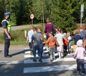 Policjant WRD przypomina dzieciom przepisy ruchu drogowego