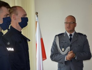 trzech policjantów i flaga polski