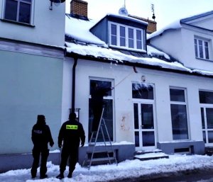 Dzielnicowy i strażnik miejski monitorują zaśnieżone domy i chodniki
