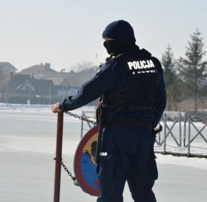 Policjant podczas sprawdzenia zbiornika wodnego