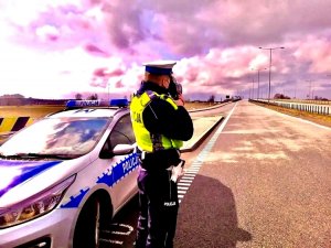 Policjant WRD mierzy prędkość, z jaką poruszają się pojazdy po drodze
