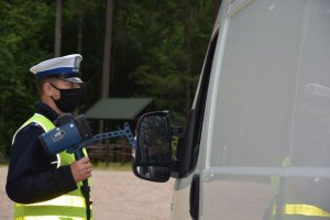 Policjant okazuje wynik z pomiaru prędkości