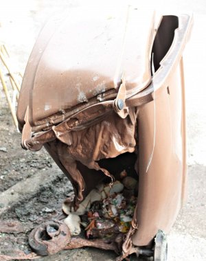 spalony pojemnik na śmieci koloru brązowego