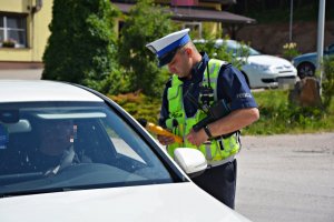 Policjant WRD sprawdza trzeźwość kierowcy