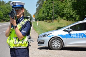 Policjantka WRD mierzy prędkość pojazdów