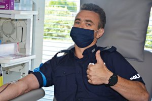 Policjant w umundurowaniu służbowym oddaje krew