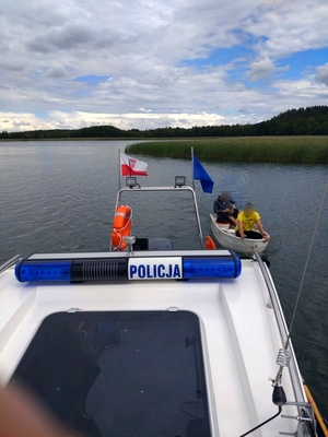 Policyjna łódź holuje łodź wiosłową