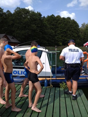 Policjant i dzieci przy łódce