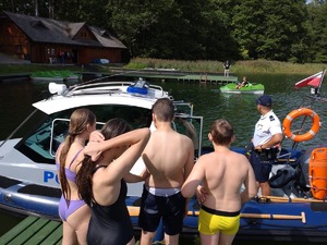 Policjant i dzieci przy łódce