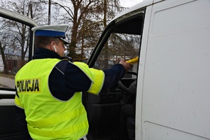 Policjant WRD sprawdza trzeźwość kierowcy