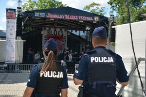 Policjanci przed scena koncertową