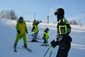 Policjant i dzieci na nartach