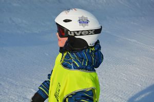 dziecko w kasku narciarskim