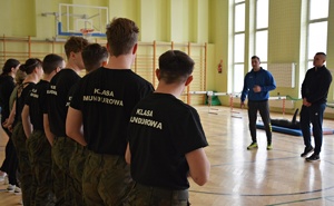 Dzień Kandydata w Suwałkach, zajęcia praktyczne na sali gimnastycznej
