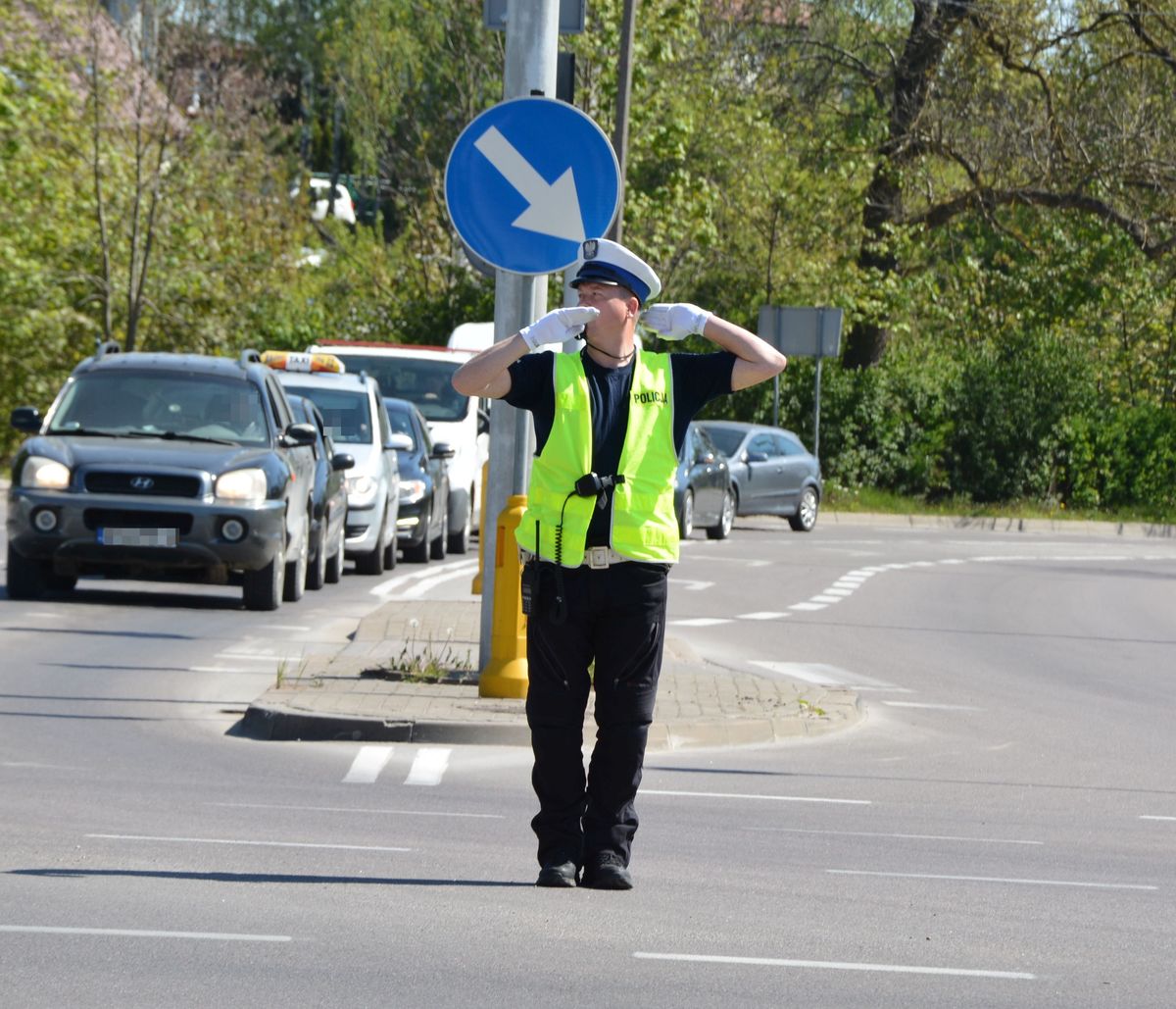 Policjant kieruje ruchem czy znasz te sygnały Aktualności KMP