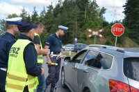 Policjanci podczas działań ,,Bezpieczny przejazd&quot;