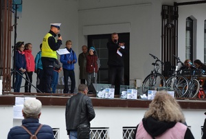 Policjant przeprowadza konkurs dzieciom na scenie