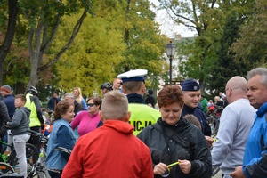 Policjanci rozdają mieszkańcom elementy odblaskowe