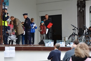 Policjanci na scenie przeprowadzają konkurs profilaktyczny dla dzieci
