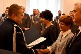 Komendant Wojewódzki Policji w Białymstoku wręcza nagrody, wyróżnienia pracownikom cywilnym
