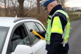 Policjant z WRD bada stan trzeźwości kierowcy