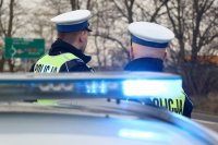 Policjanci WRD na drodze przy radiowozie