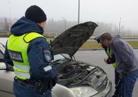 Policjant z WRD kontroluje stan techniczny pojazdu