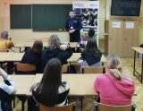 Zawód policjanta – spotkanie z uczniami w Suwałkach