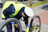 Policjant WRD sprawdza rower