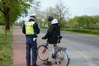 Policjant kontroluje rowerzystę