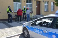 Policjanci kontrolują rowerzystów